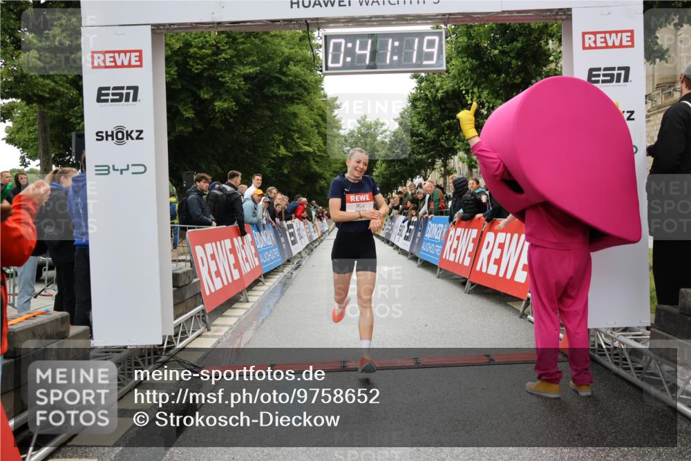 14.06.2026 - REWE Women's Run Strokosch-Dieckow http://msf.ph/oto/9758652 14.06.2026 09:41:41 Ziel 11507 meine-sportfotos.de