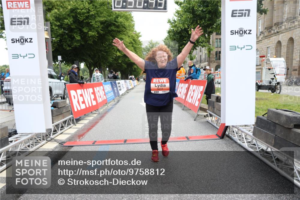 14.06.2026 - REWE Women's Run Strokosch-Dieckow http://msf.ph/oto/9758812 14.06.2026 11:21:17 Ziel 5654 meine-sportfotos.de