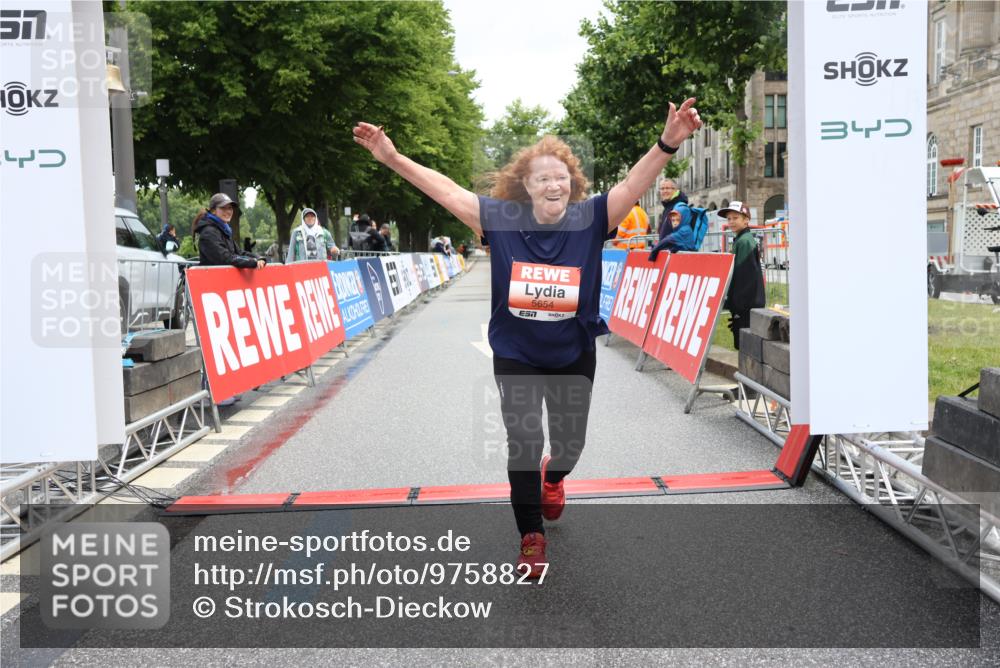 14.06.2026 - REWE Women's Run Strokosch-Dieckow http://msf.ph/oto/9758827 14.06.2026 11:21:17 Ziel 5654 meine-sportfotos.de