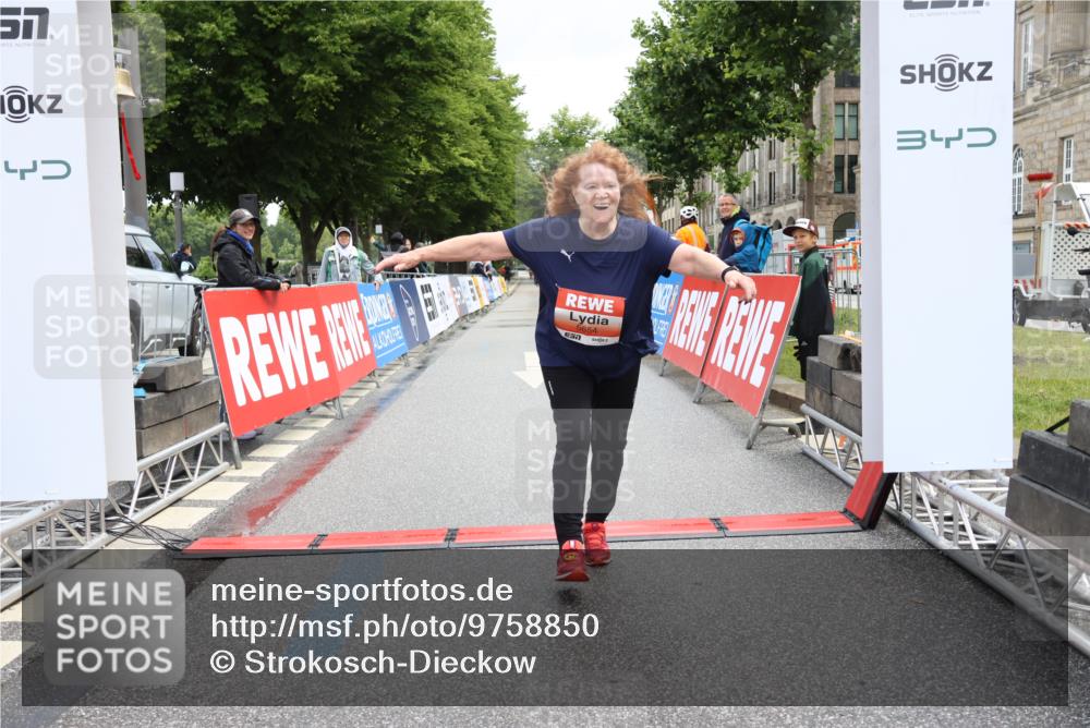 14.06.2026 - REWE Women's Run Strokosch-Dieckow http://msf.ph/oto/9758850 14.06.2026 11:21:17 Ziel 5654 meine-sportfotos.de