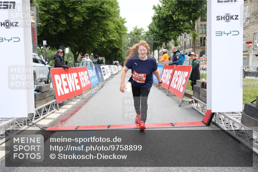 14.06.2026 - REWE Women's Run Strokosch-Dieckow http://msf.ph/oto/9758899 14.06.2026 11:21:16 Ziel 5654 meine-sportfotos.de