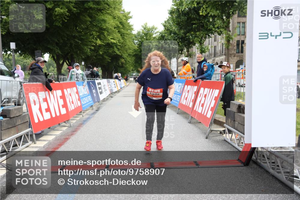 14.06.2026 - REWE Women's Run Strokosch-Dieckow http://msf.ph/oto/9758907 14.06.2026 11:21:16 Ziel 5654 meine-sportfotos.de