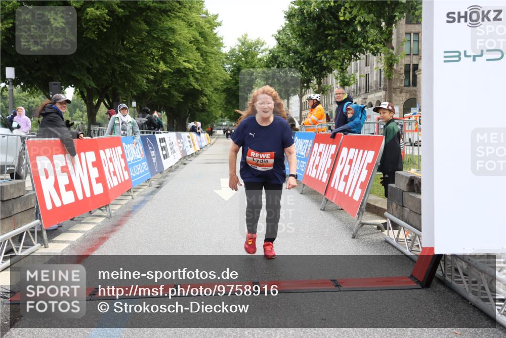 14.06.2026 - REWE Women's Run Strokosch-Dieckow http://msf.ph/oto/9758916 14.06.2026 11:21:16 Ziel 5654 meine-sportfotos.de