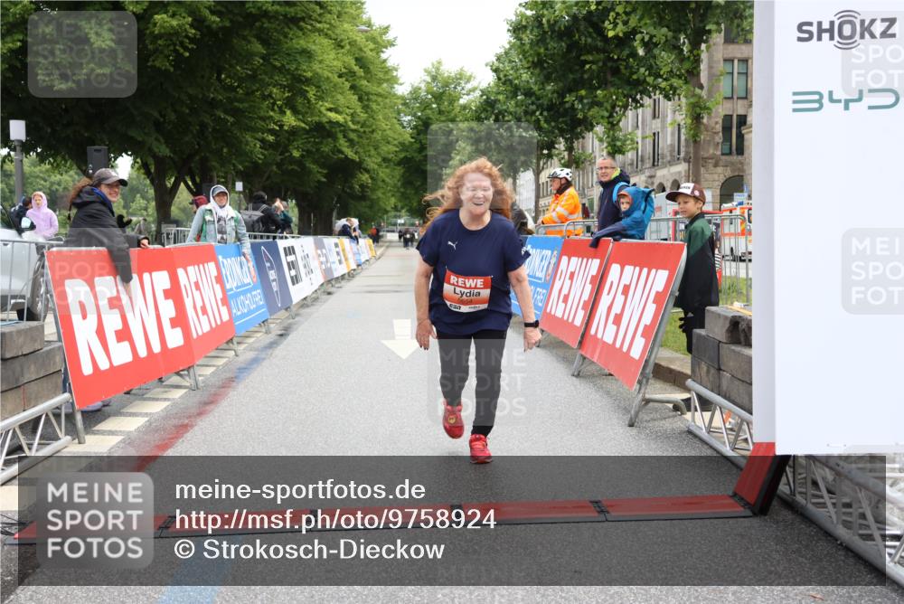 14.06.2026 - REWE Women's Run Strokosch-Dieckow http://msf.ph/oto/9758924 14.06.2026 11:21:16 Ziel 5654 meine-sportfotos.de