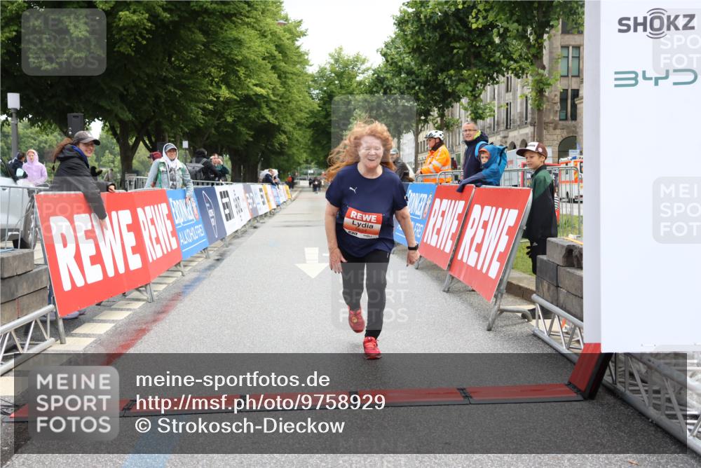 14.06.2026 - REWE Women's Run Strokosch-Dieckow http://msf.ph/oto/9758929 14.06.2026 11:21:16 Ziel 5654 meine-sportfotos.de