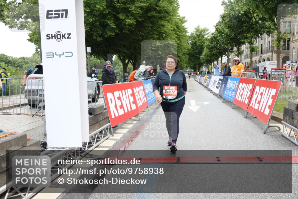 14.06.2026 - REWE Women's Run Strokosch-Dieckow http://msf.ph/oto/9758938 14.06.2026 11:20:35 Ziel 5997 meine-sportfotos.de