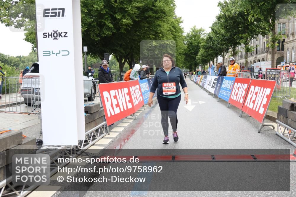 14.06.2026 - REWE Women's Run Strokosch-Dieckow http://msf.ph/oto/9758962 14.06.2026 11:20:35 Ziel 5997 meine-sportfotos.de