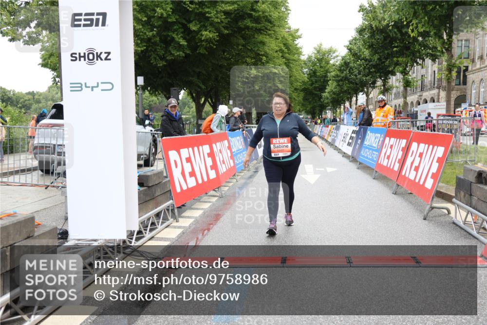 14.06.2026 - REWE Women's Run Strokosch-Dieckow http://msf.ph/oto/9758986 14.06.2026 11:20:35 Ziel 5997 meine-sportfotos.de