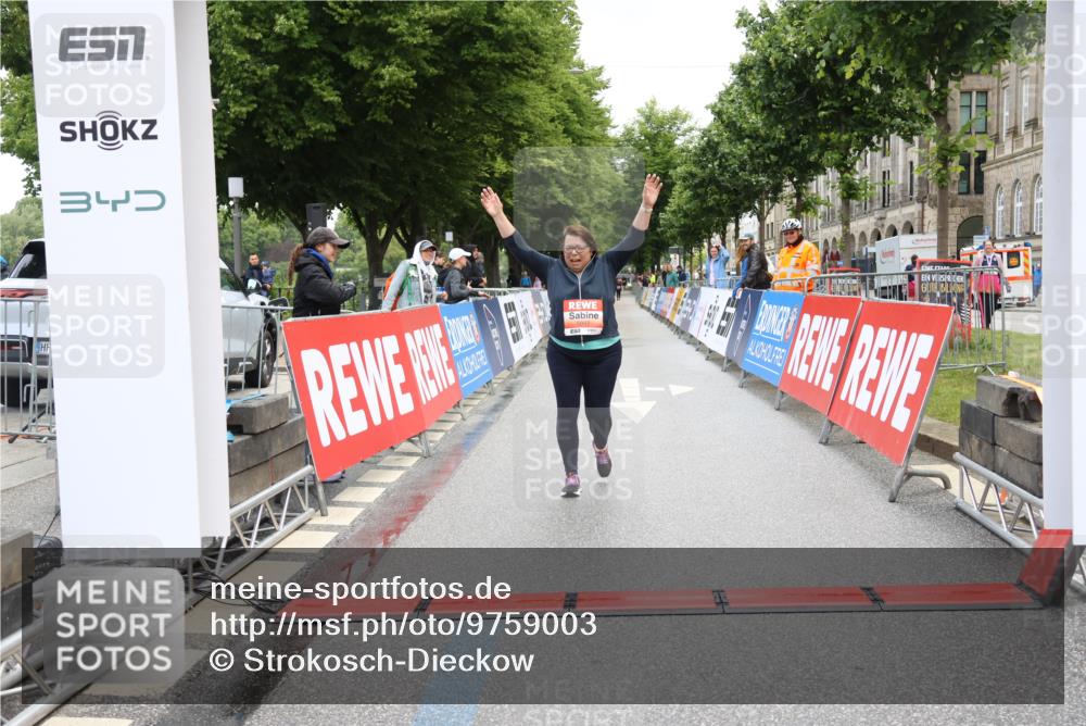 14.06.2026 - REWE Women's Run Strokosch-Dieckow http://msf.ph/oto/9759003 14.06.2026 11:20:34 Ziel 5997 meine-sportfotos.de