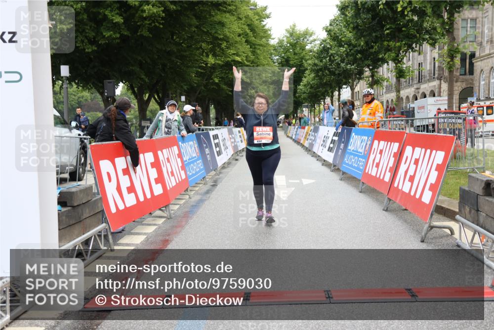 14.06.2026 - REWE Women's Run Strokosch-Dieckow http://msf.ph/oto/9759030 14.06.2026 11:20:34 Ziel 5997 meine-sportfotos.de