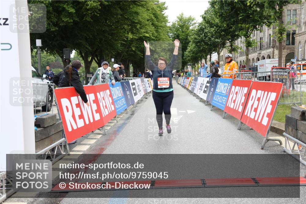 14.06.2026 - REWE Women's Run Strokosch-Dieckow http://msf.ph/oto/9759045 14.06.2026 11:20:33 Ziel 5997 meine-sportfotos.de