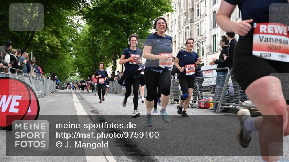 14.06.2026 - REWE Women's Run J. Mangold http://msf.ph/oto/9759100 14.06.2026 11:00:50 Ziel 5041, 5087, 5270, 5455, 5481, 5507, 5599, 5603, 5618, 5672, 5771, 5874 meine-sportfotos.de