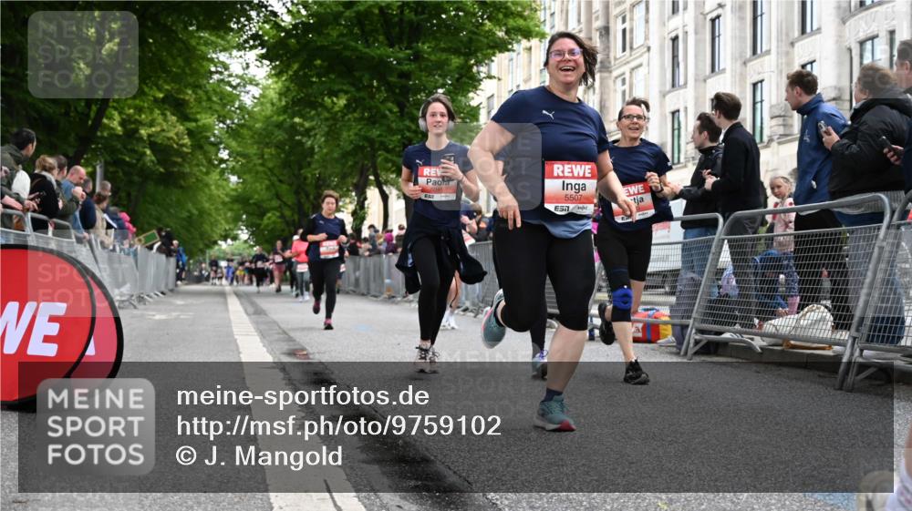 14.06.2026 - REWE Women's Run J. Mangold http://msf.ph/oto/9759102 14.06.2026 11:00:50 Ziel 5041, 5087, 5270, 5455, 5481, 5507, 5599, 5603, 5618, 5672, 5771, 5874 meine-sportfotos.de