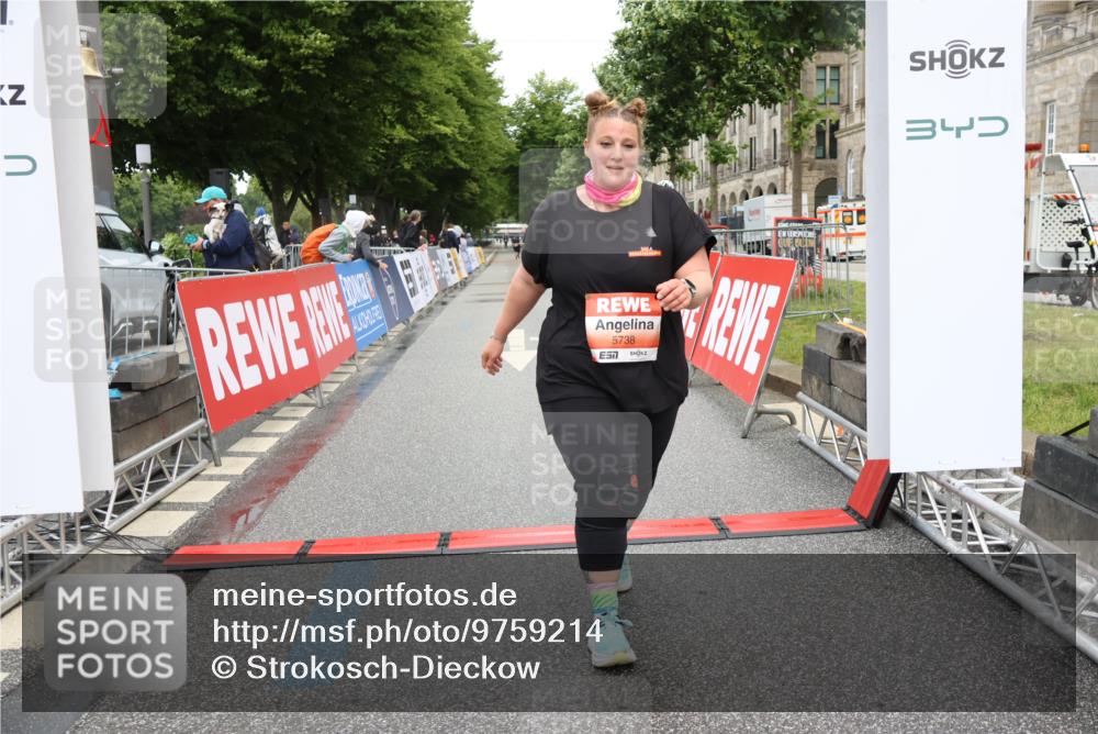 14.06.2026 - REWE Women's Run Strokosch-Dieckow http://msf.ph/oto/9759214 14.06.2026 11:19:19 Ziel 5647, 5738 meine-sportfotos.de