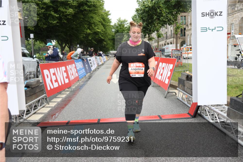 14.06.2026 - REWE Women's Run Strokosch-Dieckow http://msf.ph/oto/9759231 14.06.2026 11:19:19 Ziel 5647, 5738 meine-sportfotos.de