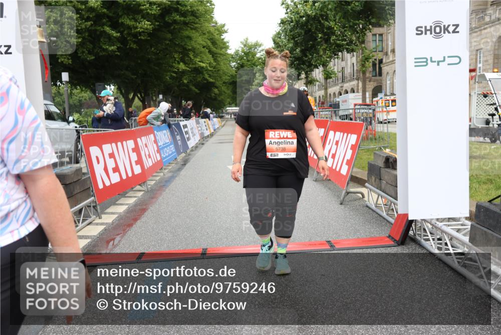 14.06.2026 - REWE Women's Run Strokosch-Dieckow http://msf.ph/oto/9759246 14.06.2026 11:19:18 Ziel 5647, 5738 meine-sportfotos.de