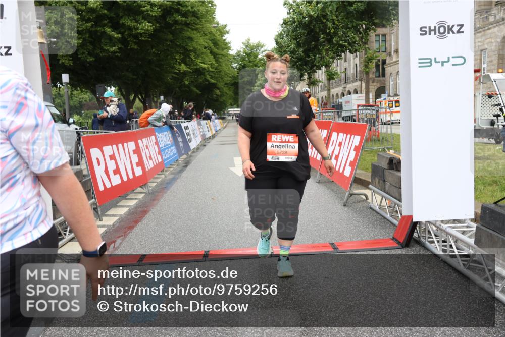 14.06.2026 - REWE Women's Run Strokosch-Dieckow http://msf.ph/oto/9759256 14.06.2026 11:19:18 Ziel 5647, 5738 meine-sportfotos.de