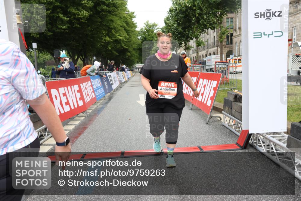 14.06.2026 - REWE Women's Run Strokosch-Dieckow http://msf.ph/oto/9759263 14.06.2026 11:19:18 Ziel 5647, 5738 meine-sportfotos.de