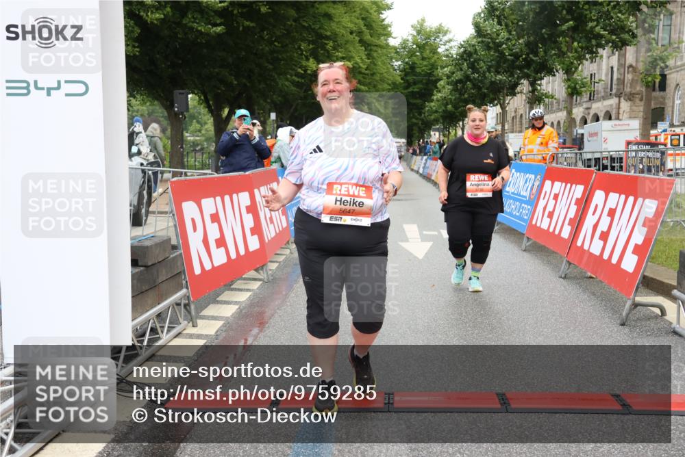 14.06.2026 - REWE Women's Run Strokosch-Dieckow http://msf.ph/oto/9759285 14.06.2026 11:19:16 Ziel 5550, 5647, 5738 meine-sportfotos.de