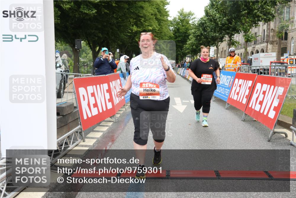 14.06.2026 - REWE Women's Run Strokosch-Dieckow http://msf.ph/oto/9759301 14.06.2026 11:19:16 Ziel 5550, 5647, 5738 meine-sportfotos.de