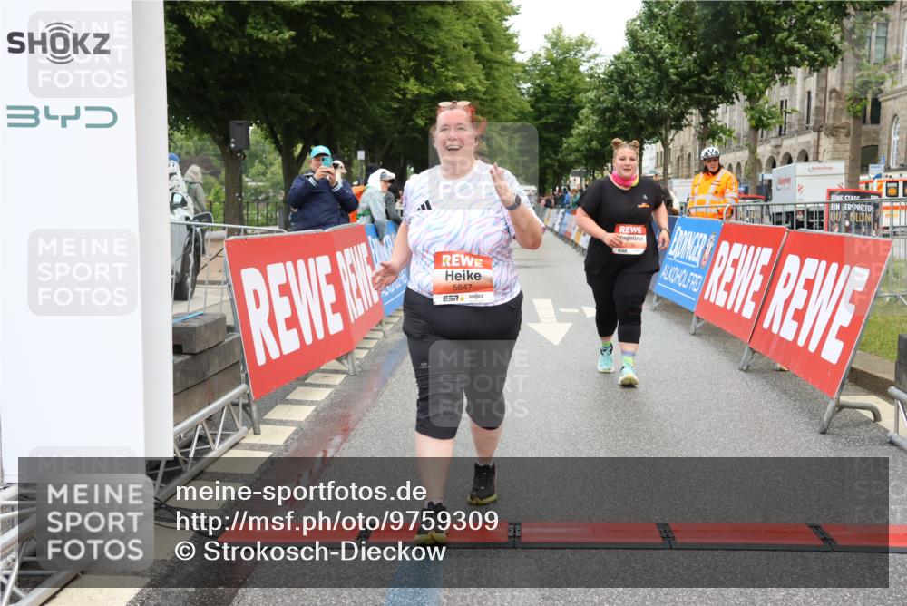 14.06.2026 - REWE Women's Run Strokosch-Dieckow http://msf.ph/oto/9759309 14.06.2026 11:19:15 Ziel 5550, 5647, 5738 meine-sportfotos.de