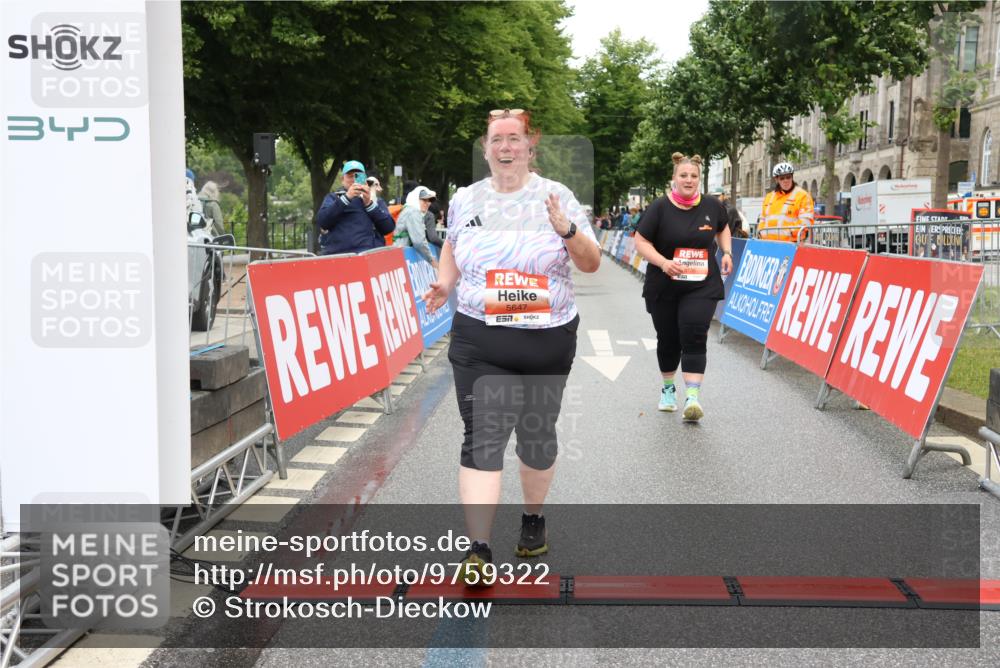 14.06.2026 - REWE Women's Run Strokosch-Dieckow http://msf.ph/oto/9759322 14.06.2026 11:19:15 Ziel 5550, 5647, 5738 meine-sportfotos.de