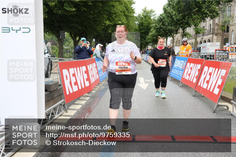 14.06.2026 - REWE Women's Run Strokosch-Dieckow http://msf.ph/oto/9759335 14.06.2026 11:19:15 Ziel 5550, 5647, 5738 meine-sportfotos.de