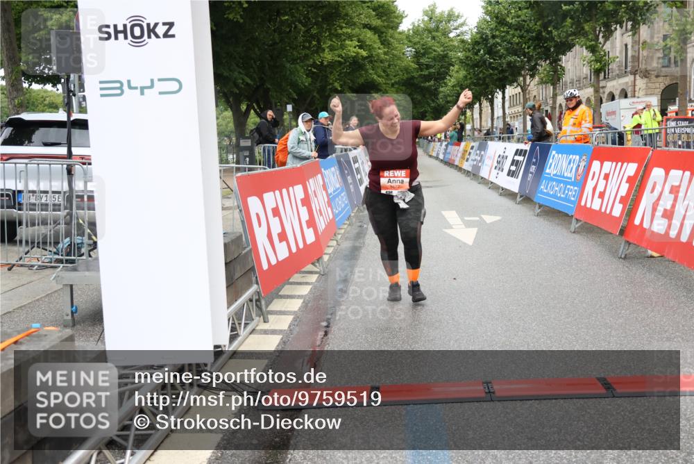 14.06.2026 - REWE Women's Run Strokosch-Dieckow http://msf.ph/oto/9759519 14.06.2026 11:18:04 Ziel 5577 meine-sportfotos.de