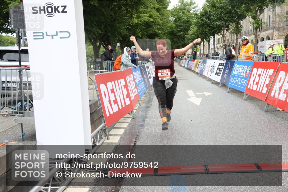 14.06.2026 - REWE Women's Run Strokosch-Dieckow http://msf.ph/oto/9759542 14.06.2026 11:18:04 Ziel 5577 meine-sportfotos.de