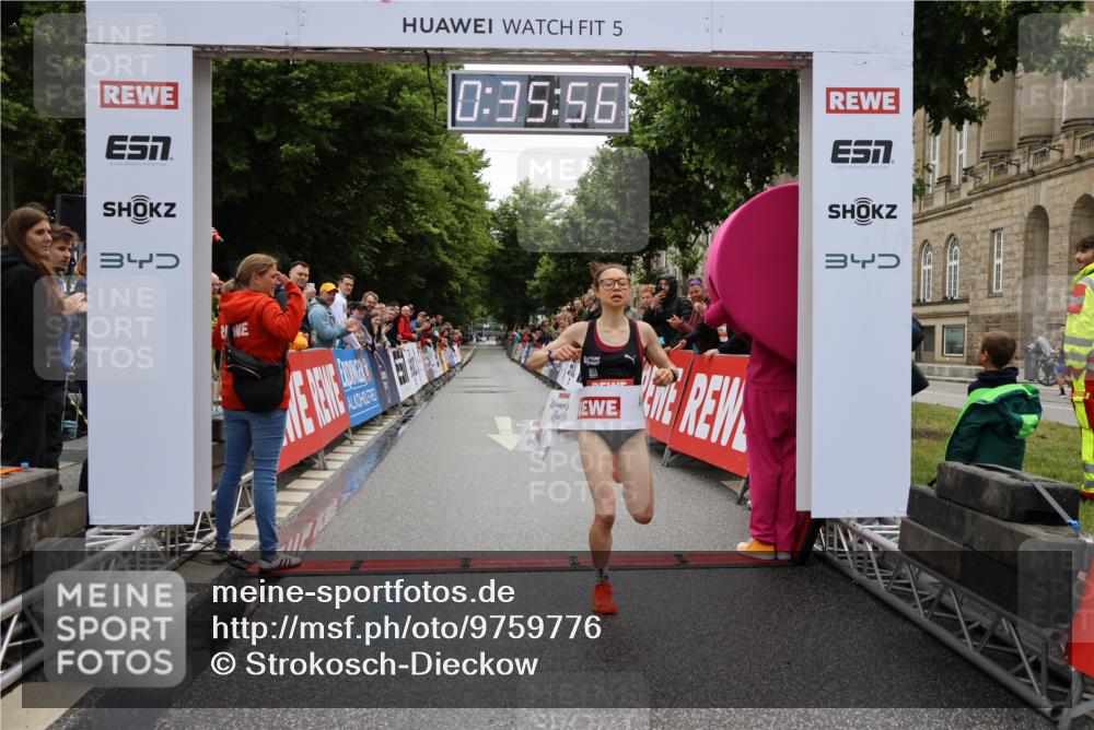 14.06.2026 - REWE Women's Run Strokosch-Dieckow http://msf.ph/oto/9759776 14.06.2026 09:36:19 Ziel 10051 meine-sportfotos.de