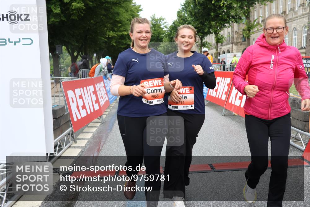 14.06.2026 - REWE Women's Run Strokosch-Dieckow http://msf.ph/oto/9759781 14.06.2026 11:17:32 Ziel 5655, 5711, 6062 meine-sportfotos.de