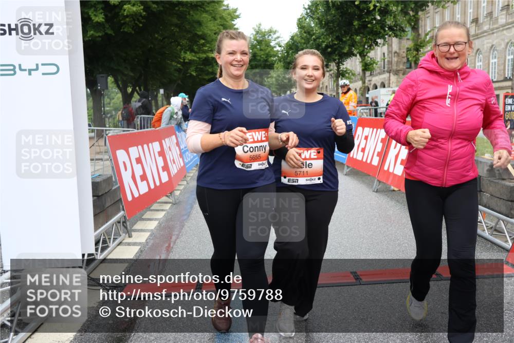 14.06.2026 - REWE Women's Run Strokosch-Dieckow http://msf.ph/oto/9759788 14.06.2026 11:17:32 Ziel 5655, 5711, 6062 meine-sportfotos.de