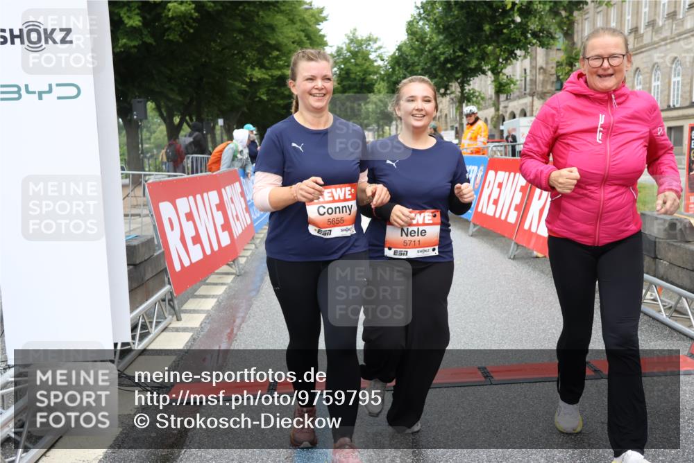 14.06.2026 - REWE Women's Run Strokosch-Dieckow http://msf.ph/oto/9759795 14.06.2026 11:17:32 Ziel 5655, 5711, 6062 meine-sportfotos.de