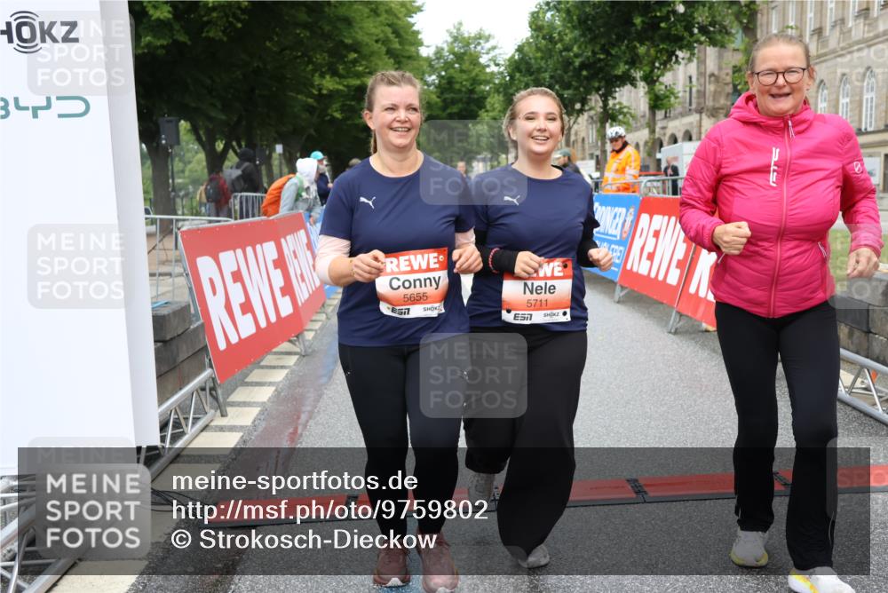 14.06.2026 - REWE Women's Run Strokosch-Dieckow http://msf.ph/oto/9759802 14.06.2026 11:17:32 Ziel 5655, 5711, 6062 meine-sportfotos.de