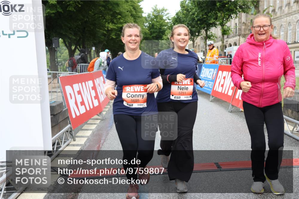 14.06.2026 - REWE Women's Run Strokosch-Dieckow http://msf.ph/oto/9759807 14.06.2026 11:17:32 Ziel 5655, 5711, 6062 meine-sportfotos.de