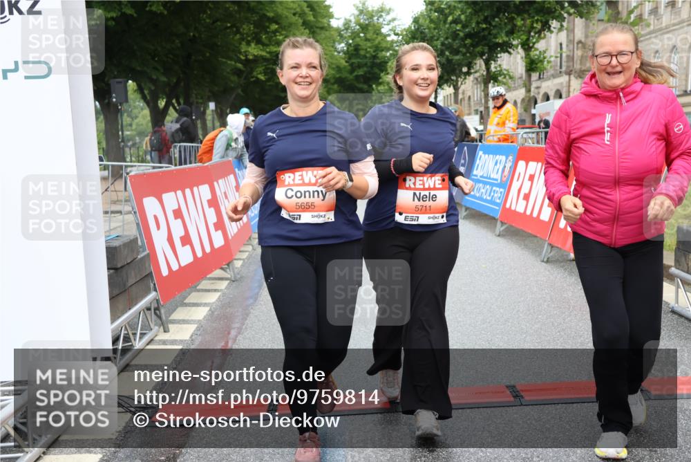 14.06.2026 - REWE Women's Run Strokosch-Dieckow http://msf.ph/oto/9759814 14.06.2026 11:17:32 Ziel 5655, 5711, 6062 meine-sportfotos.de