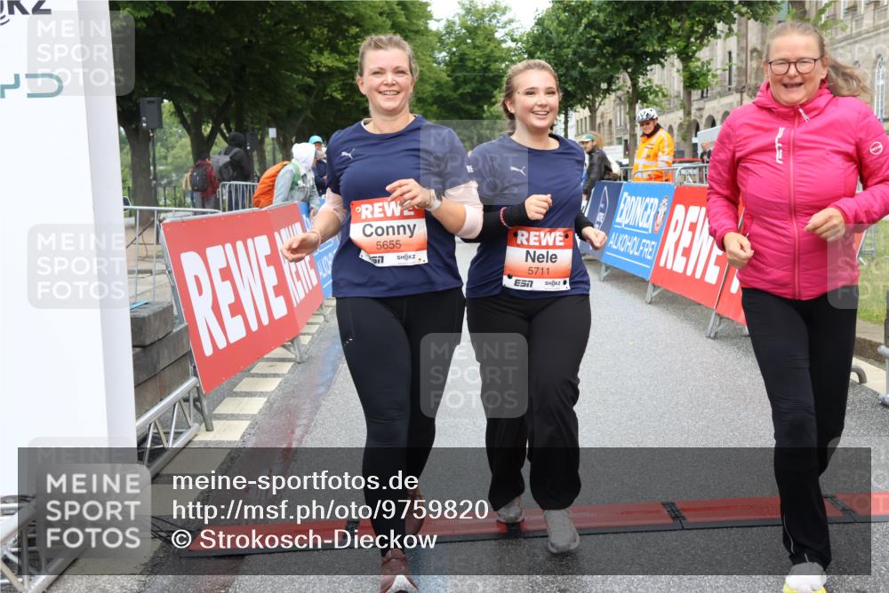 14.06.2026 - REWE Women's Run Strokosch-Dieckow http://msf.ph/oto/9759820 14.06.2026 11:17:32 Ziel 5655, 5711, 6062 meine-sportfotos.de