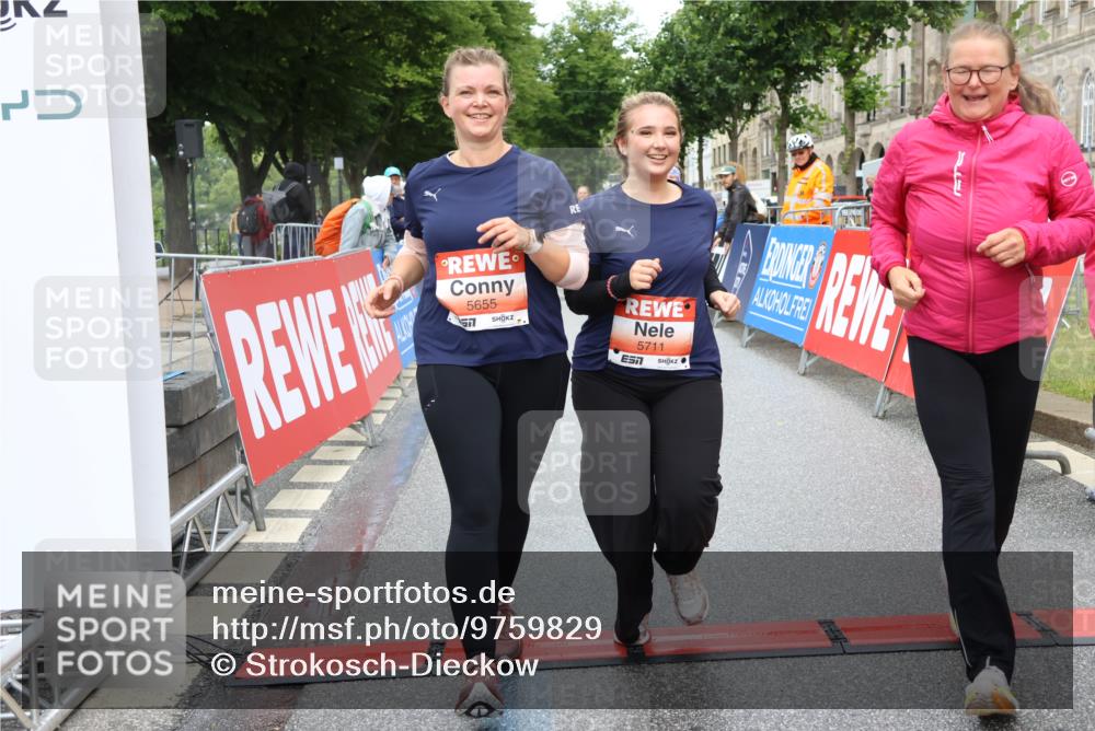 14.06.2026 - REWE Women's Run Strokosch-Dieckow http://msf.ph/oto/9759829 14.06.2026 11:17:32 Ziel 5655, 5711, 6062 meine-sportfotos.de