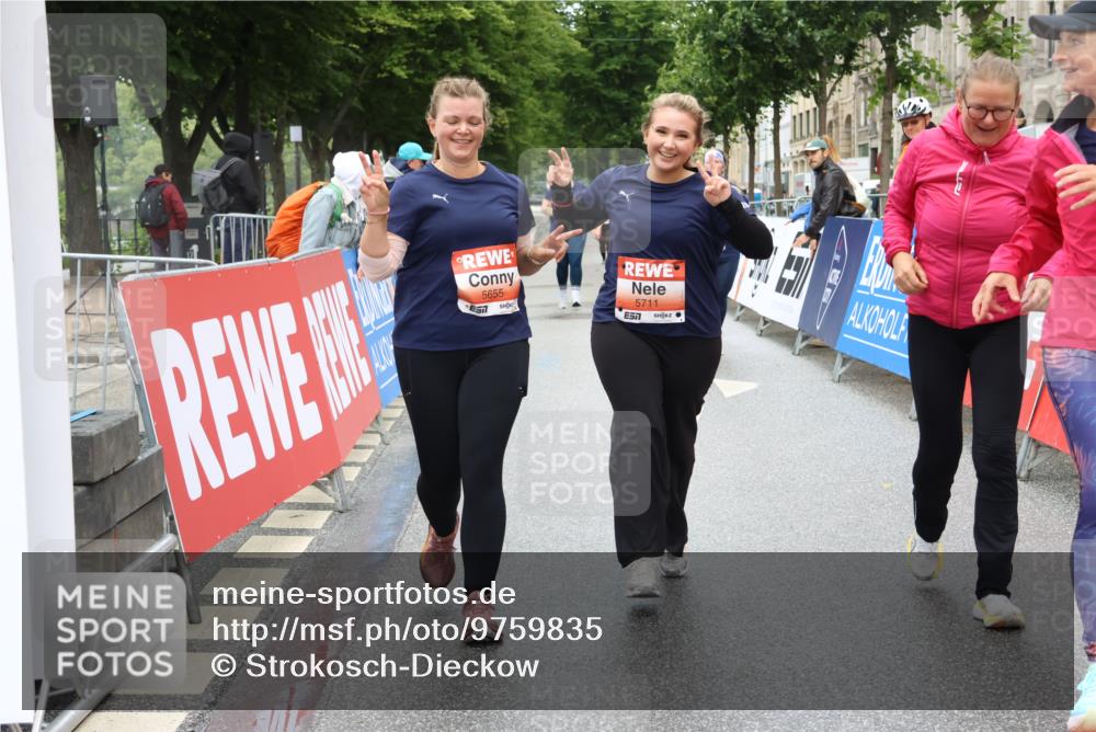 14.06.2026 - REWE Women's Run Strokosch-Dieckow http://msf.ph/oto/9759835 14.06.2026 11:17:31 Ziel 5655, 5711, 6062 meine-sportfotos.de