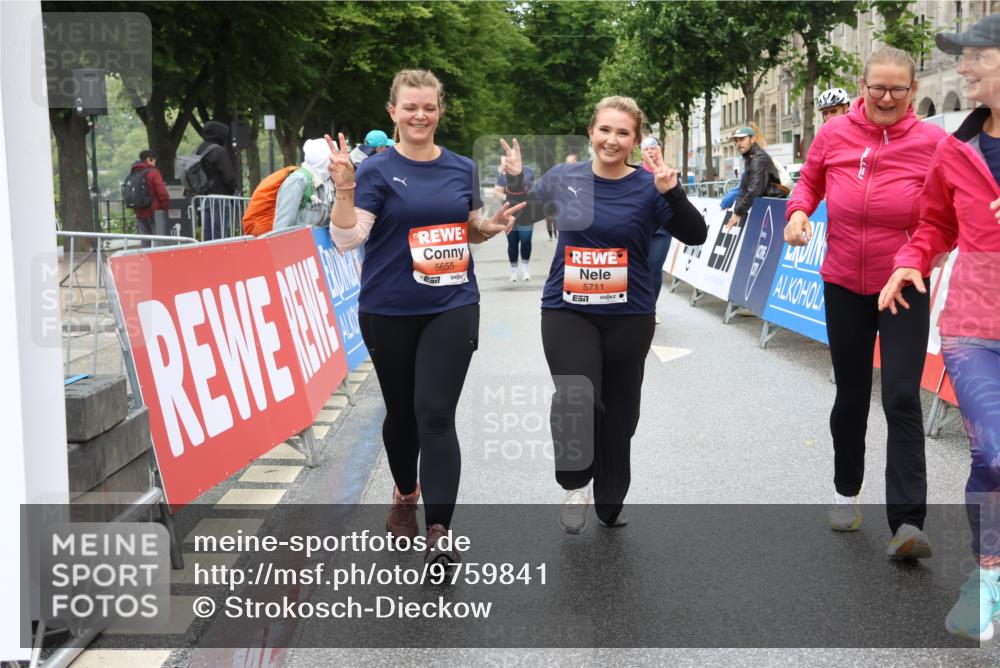 14.06.2026 - REWE Women's Run Strokosch-Dieckow http://msf.ph/oto/9759841 14.06.2026 11:17:31 Ziel 5655, 5711, 6062 meine-sportfotos.de