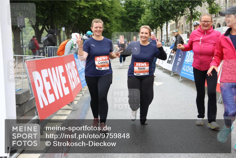 14.06.2026 - REWE Women's Run Strokosch-Dieckow http://msf.ph/oto/9759848 14.06.2026 11:17:31 Ziel 5655, 5711, 6062 meine-sportfotos.de