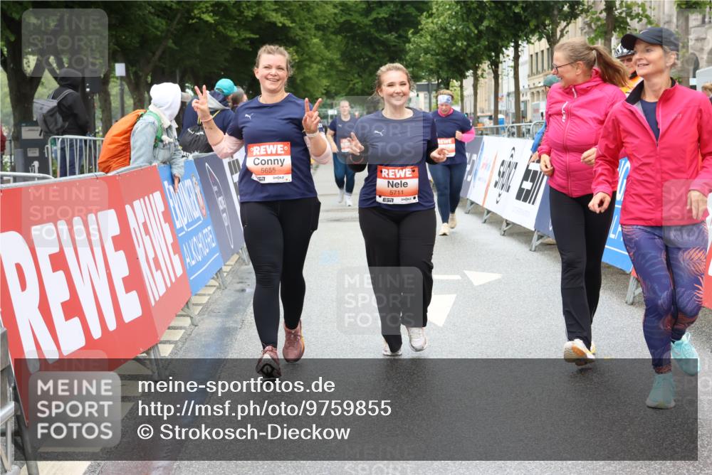 14.06.2026 - REWE Women's Run Strokosch-Dieckow http://msf.ph/oto/9759855 14.06.2026 11:17:30 Ziel 5655, 5711 meine-sportfotos.de