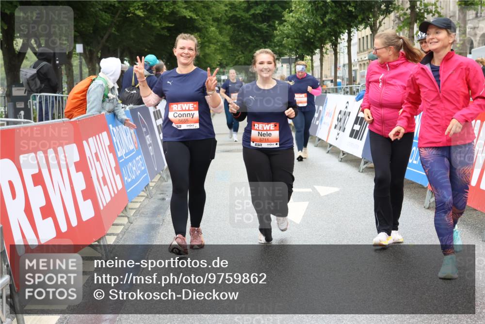 14.06.2026 - REWE Women's Run Strokosch-Dieckow http://msf.ph/oto/9759862 14.06.2026 11:17:29 Ziel 5655, 5711 meine-sportfotos.de