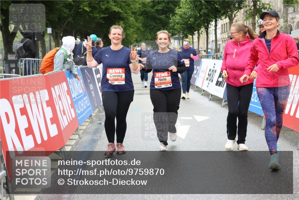 14.06.2026 - REWE Women's Run Strokosch-Dieckow http://msf.ph/oto/9759870 14.06.2026 11:17:29 Ziel 5655, 5711 meine-sportfotos.de