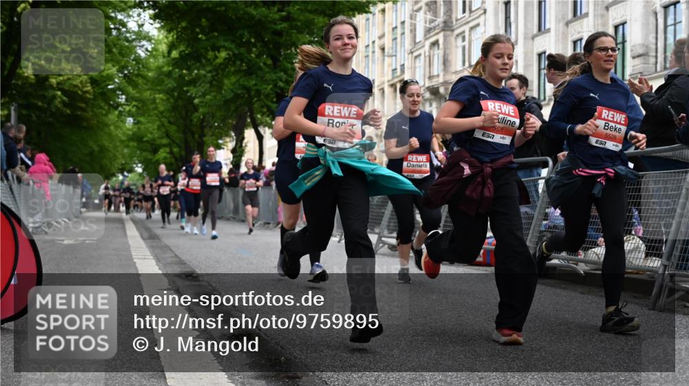 14.06.2026 - REWE Women's Run J. Mangold http://msf.ph/oto/9759895 14.06.2026 11:02:32 Ziel 5243, 5247, 5373, 5482, 5503, 5528, 5529, 5530, 5567, 5572, 5650, 5688, 5814, 5991, 6006 meine-sportfotos.de