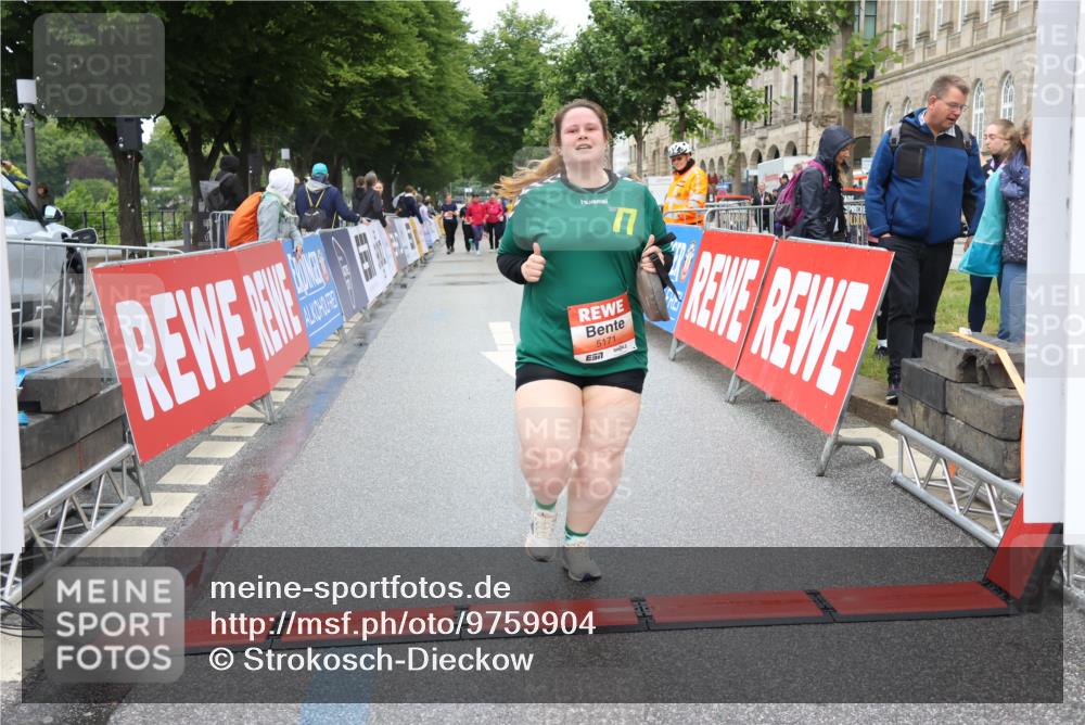 14.06.2026 - REWE Women's Run Strokosch-Dieckow http://msf.ph/oto/9759904 14.06.2026 11:17:15 Ziel 5163, 5171, 5495 meine-sportfotos.de