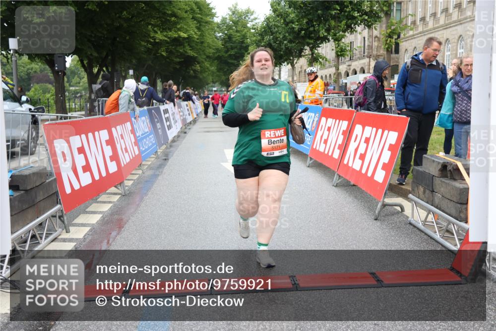 14.06.2026 - REWE Women's Run Strokosch-Dieckow http://msf.ph/oto/9759921 14.06.2026 11:17:15 Ziel 5163, 5171, 5495 meine-sportfotos.de