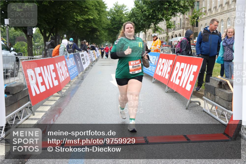 14.06.2026 - REWE Women's Run Strokosch-Dieckow http://msf.ph/oto/9759929 14.06.2026 11:17:15 Ziel 5163, 5171, 5495 meine-sportfotos.de