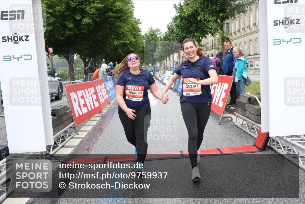 14.06.2026 - REWE Women's Run Strokosch-Dieckow http://msf.ph/oto/9759937 14.06.2026 11:17:08 Ziel 5163, 5495, 5628, 6004 meine-sportfotos.de