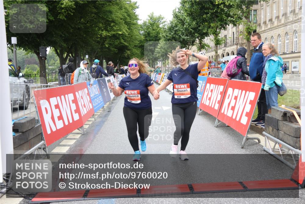 14.06.2026 - REWE Women's Run Strokosch-Dieckow http://msf.ph/oto/9760020 14.06.2026 11:17:07 Ziel 5163, 5495, 5628, 6004 meine-sportfotos.de